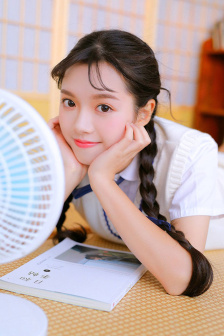 老公和小姑子躺在一起睡觉正常吗