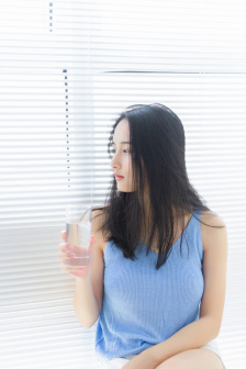 年轻的女教师在线